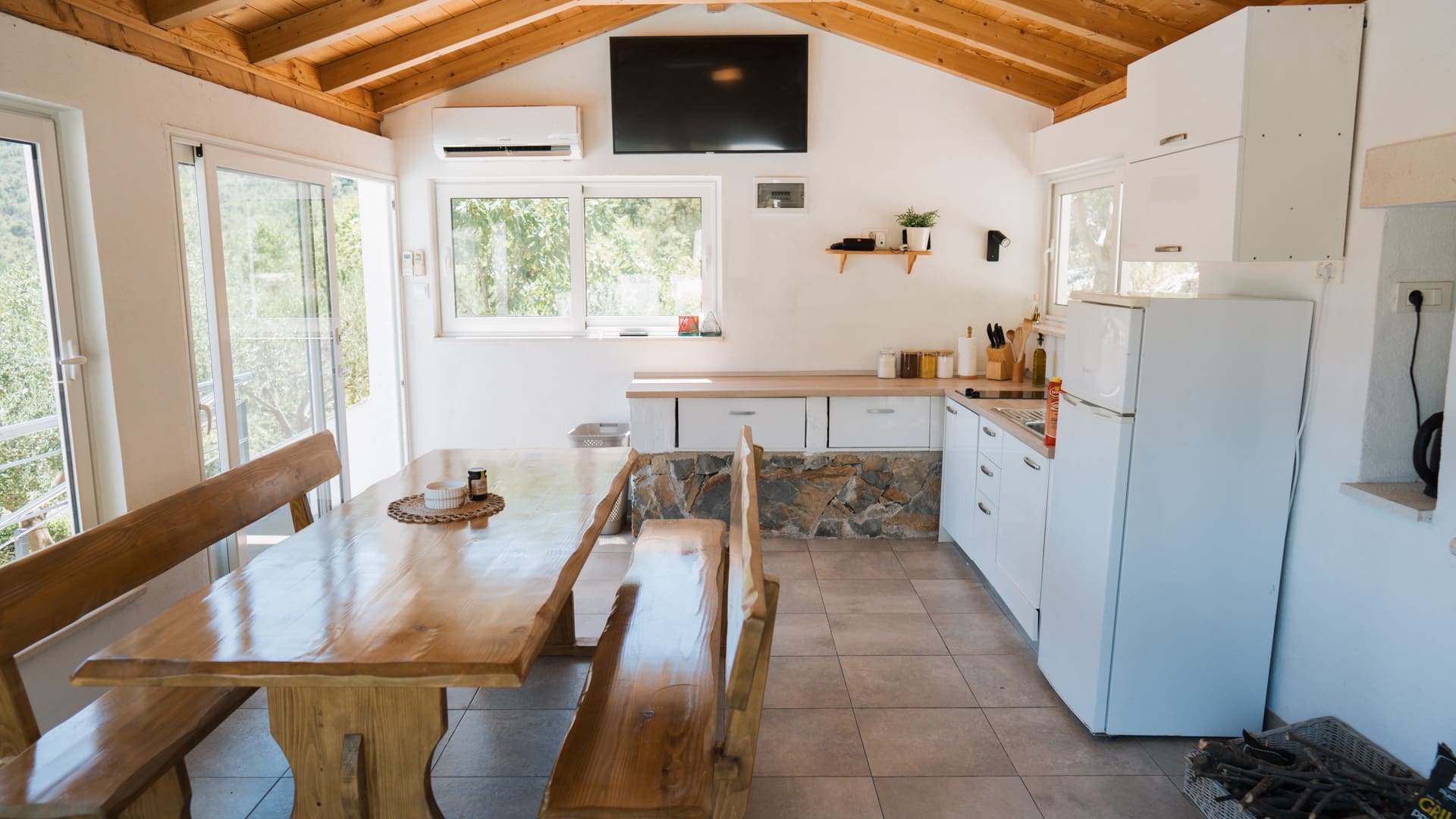 Pool house dining kitchen 04
